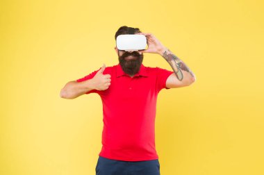 Sanal gerçeklik, gözlerin açıkken rüya görmek gibidir. Etkileyici bir deneyim. Adam VR gözlükleriyle oyun oynuyor. Sanal gerçeklik kulaklığı olan hippi. Sanal iletişim konsepti. Sanal simülasyon