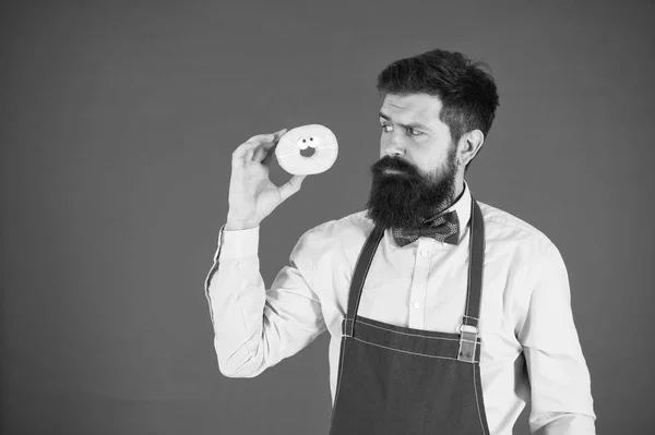 Calorie. Le chef a faim. Comptage de calories. Régime alimentaire et des aliments sains. gagner en calories. Homme barbu dans un tablier de chef. Chef au café. Calorie alimentaire. boulanger tenir beignet. Drôle de chef hipster. Appel à la livraison — Photo