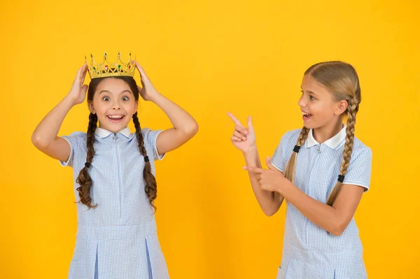 Petite princesse. Prix motivationnel pour les écoliers. Réussir dans l'éducation. Célébrer le succès. C'est la meilleure. Joyeux écolières et couronne d'or symbole de succès. Succès et respect — Photo