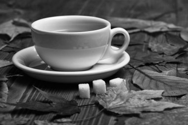 Tahta zemin üzerinde şeker küpleri olan sıcak içecek..