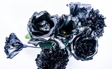 Çiçek çiyi. Çiçek kaplı metalik boya. Metal çiçek. Soyut sanat. Sonsuz güzellik. Moda buketi. Botanik kavramı. Dövme ve heykel. Güzel siyah gümüş çiçek. Metalik çelik renk