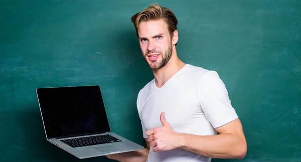 Formazione video online. studente uomo a e classe di apprendimento. insegnante di college utilizzare la tecnologia portatile. educazione moderna online. Torniamo a scuola. business school. uomo usa internet 4g per studiare. podcast tutorial — Foto Stock