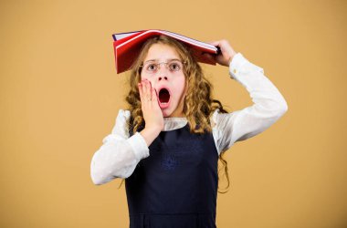 Final sınavı geliyor. Kız tutun ders kitabı klasör testi. Kütüphanede sınavlara hazırlanıyorum. Küçük çocuk resmi giyim. Sınava hazırlanın. Örgün eğitim ve evde eğitim. Bilgiyi kontrol et. Okul sınavı kavramı