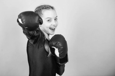 Feminizm kavramı. Büyük güç ile büyük sorumluluk gelir. Boks eldivenli boksör çocuk. Mavi arka plan üzerinde kız sevimli boksör. Kadın boksörlerin yükselişi. Kadın boksör spor içinde tutum değiştirmek