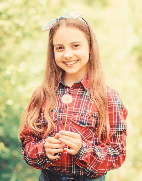 Niño feliz mantenga blowball. Belleza natural. Felicidad infantil. vacaciones de verano. Rancho y campo. niña y con flor de bola de soplo. diente de león. Vacaciones de primavera. Día de las mujeres. flor de bola de soplo — Foto de Stock