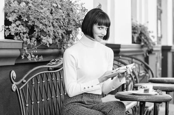 Literatura feminina. Menina beber café ler livro. Caneca de bom café e livro agradável melhor combinação para fim de semana perfeito. Conceito de auto-aperfeiçoamento. Mulher tem bebida desfrutar de bom livro café terraço — Fotografia de Stock