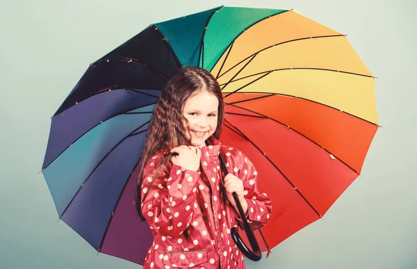 Allegro bambino hipster di umore positivo. protezione contro la pioggia. Arcobaleno. felice bambina con ombrello colorato. Ragazzina con l'impermeabile. moda autunno. Sentire la natura. Così bella. — Foto Stock