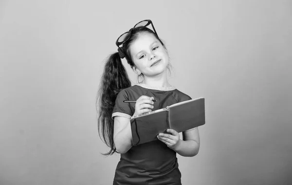 Mädchen mit Sonnenbrille halten Buch. Hobby und Freizeit. Top lustige Bücher zum Lesen. Strand liest für den Sommer. Kind liest gerne Buch. Beliebte Urlaubsbücher. Literaturbegriff. tolle Bücher für den Sommerurlaub — Stockfoto