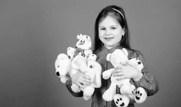 Loja de brinquedos. Dia das crianças. A melhor amiga. brinquedos para criança. menina pequena com brinquedo urso macio. infância feliz. Aniversário. criança em casa. abraçar um ursinho de peluche. menina jogando jogo na sala de jogos. Dia preguiçoso — Fotografia de Stock