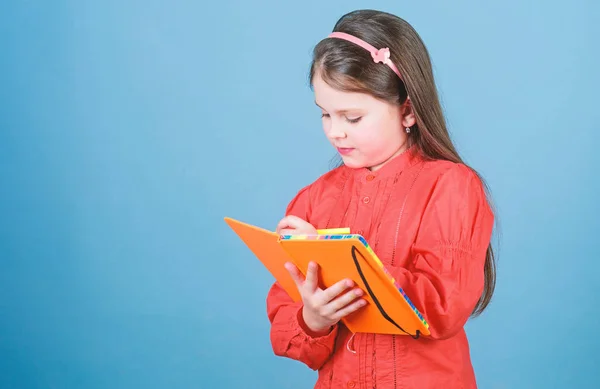 Przyszły pisarz mający klasę literatury. Urocze małe dziecko pisanie literatury raport. Cute Little Girl trzyma książkę w literaturze angielskiej. Program promocji książek i literatury, kopiowanie przestrzeni — Zdjęcie stockowe