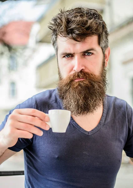 Njut av varm dryck. Hipster dricker färskt bryggt kaffe. Skäggiga killen konsumerar koffein. Endast espresso Arabica. Koncept för kaffepaus. Guy avkopplande espresso. Man med skägg och mustasch och espressokopp — Stockfoto