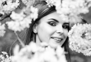 yaz çiçek açan ağaçlar ve çiçekler. doğal güzellik makyaj. saç moda. moda güzelliği. güzel kadın cilt bakımı. doğa gibi kız. Bahar çiçeği seksi kadın. kiraz çiçeği. Çiçekli ağaç yakın kız