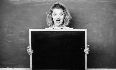 Okul bilgisi konsepti. Hometask bilgileri. Bilgilendirici öğrenciler. Son dakika haberi. Okul zili bilgileri. Neşeli öğretmen kadın, karatahtanın boş fotokopisini tutuyor. Bu bilgiyi hatırla