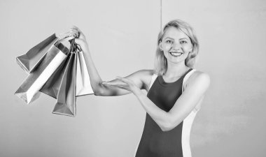 Kadın kırmızı elbise demet alışveriş çantaları mavi pembe arka plan tutun. İstediğin her şeyi al. Kız alışveriş memnun. Başarıyla satış alışveriş için ipuçları. Kız alışveriş keyfini çıkarın ya da sadece doğum günü hediyeleri var