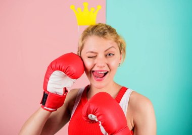 Kadın boks eldiveni ve prensesin taç sembolü. Sporun kraliçesi. Kraliçe taç boks eldiven giymek ile kadınsı ihale sarışın. Başarı için savaş. Vip spor salonu. Dövüş kraliçesi. Boks sporunda en iyi ol