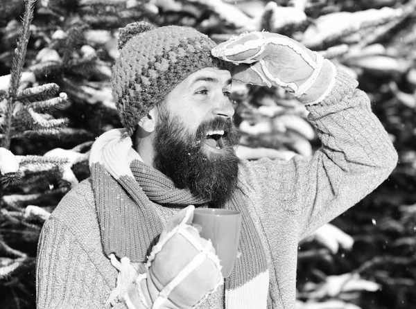 Homem usa chapéu de malha, cachecol e luvas com rosto feliz. — Fotografia de Stock