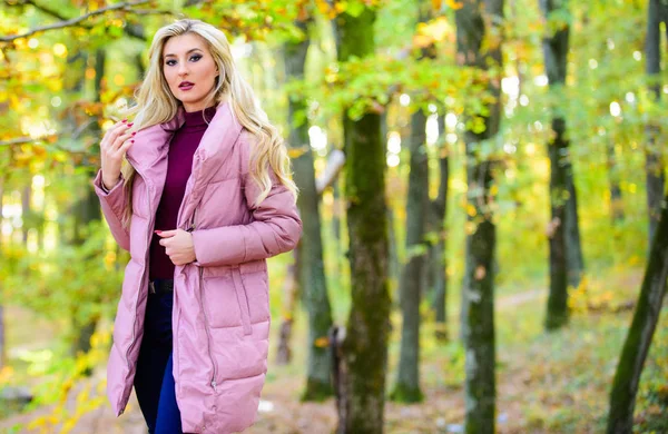 Kallt blont koncept. Hur man reparerar blekt hår snabbt och säkert. Höst hårvård är viktigt för att undvika torrt frissigt hår. Flicka fashionabla blondin promenad i höst parken. Höst hårvårds koncept — Stockfoto