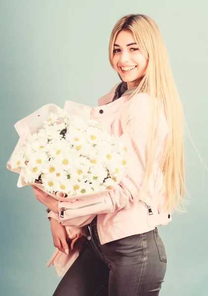 Giorno di madri di compleanno 8 marzo o qualsiasi altra occasione per regalo. Ragazza tenera bionda sensuale tenere bouquet di camomilla. Adoro la camomilla. Servizio di consegna fiori. Camomilla simbolo di innocenza e tenerezza — Foto Stock