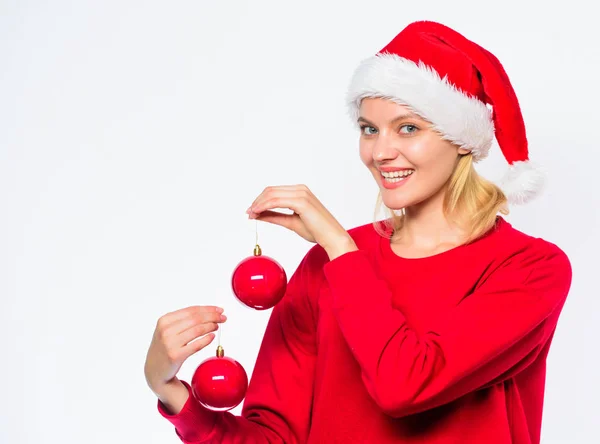 Fügen Sie Ihrem Urlaub festliche Stimmung hinzu. Dekorkonzept für das neue Jahr. Ideen für Christbaumschmuck. Frau tragen Weihnachtsmütze halten zwei Kugeln Dekoration für Weihnachten. wie schmücken für den Winter. Leichtes Winterdekor — Stockfoto