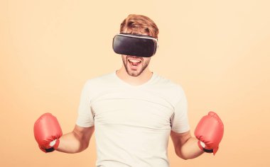 Siber antrenör online eğitim. Siber uzayı keşfedin. Siber sporcu boks eldivenleri. Adam Vr gözlük oyunu oynamak. Siber spor konsepti. Artırılmış 3d dünya. Man boxer sanal gerçeklik kulaklık simülasyonu