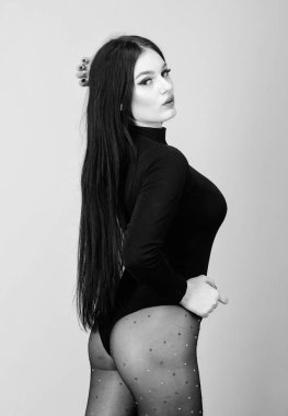 Formda kal. Mükemmel vücut. Vücut eğrilerinizi geliştirin. İç çamaşırı modelleme. Kadın çekici esmer tayt poz. Seksi bayan. Harika hissediyorum. Seksi vücut gurur. Kendine güvenen ve muhteşem