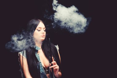 Çekici Busty esmer sigara vaping cihaz. Kız vaping. Hookah barı. Elektronik sigara. Moda kız vaping. Nargile ile rahatlatıcı. Beyaz duman bulutu. Vaping seksi. Nikotin bağımlılığı