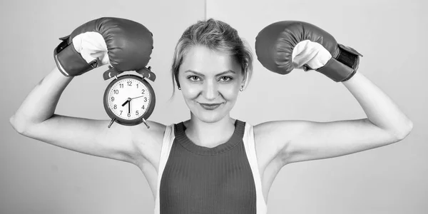 Acostúmbrate al régimen personal. Guantes de boxeo de atleta y despertador. Estilo de vida deportivo y régimen saludable. Concepto de hábitos y régimen. Mejórate. Superar los hábitos nocivos. Tiempo de formación — Foto de Stock