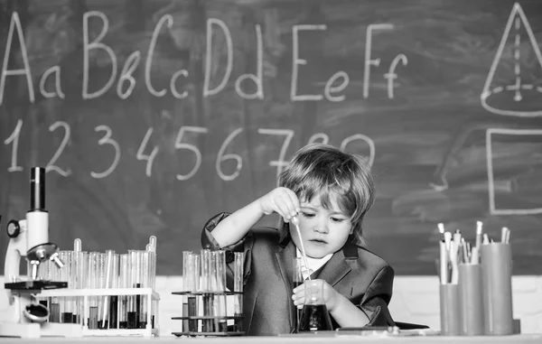 Gelukkige kindertijd. Jongen in de buurt van de Microscoop en reageerbuizen school klas. Kennis concept. Kennisdag. Kid studie biologie chemie. Basiskennis basisschool onderwijs. Educatief experiment — Stockfoto