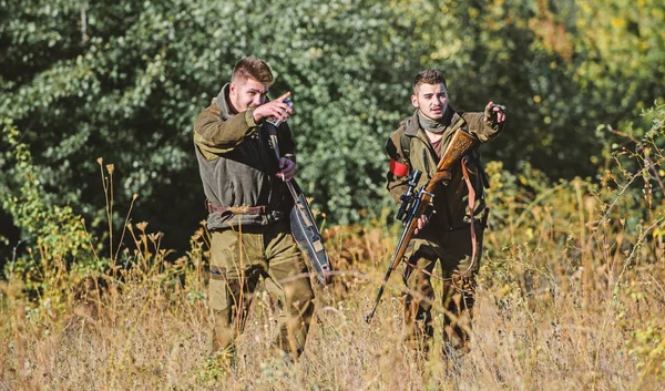 Jägare skogvaktarnas söker djur eller fågel. Jakt med vänner. Jägare vänner njuta av fritid. Jägare med gevär i natur miljö. Teamwork och stöd. Aktivitet för riktiga män koncept — Stockfoto