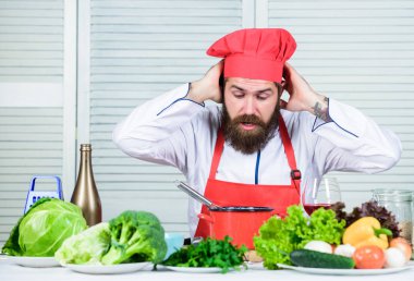 Taze sebzeli vejetaryen salata. Mutfak mutfağı. Vitamini. Sağlıklı yemek pişirme. Sakallı olgun hipster. mutsuz sakallı adam. şef tarifi. Organik gıda diyeti. Büyük an geliyor