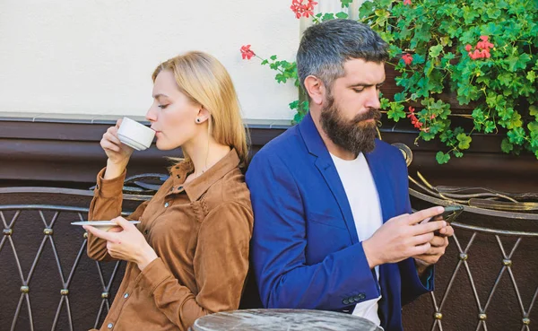 Pareja en el amor sentarse cafetería terraza disfrutar del café. Mensajería secreta del hombre engañando a la esposa. Engaño y traición. Fin de semana familiar. Casados pareja encantadora relajándose juntos. Pareja café terraza beber café — Foto de Stock