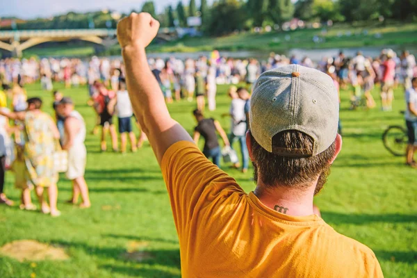 Den města. Hudební festival. Koncept zábavy. Navštivte letní festival. Chlápek oslaví dovolenou nebo festival. Letní slavnost. Vousatý hipíček před davem. Rezervujte si letenku hned. Otevřený letecký koncert — Stock fotografie