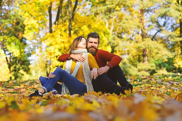 Мужчина и женщина с романтическими лицами на фоне осенних деревьев — стоковое фото