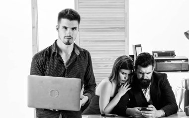 Tam bir mobil dizüstü bilgisayar deneyiminin keyfini çıkarın. İşadamı dizüstü bilgisayar kullanırken akıllı telefon mobil teknolojisini kullanıyor. Mobil iş istasyonunda çalışan genç çalışan ve iş arkadaşları. Mobil çalışanlar