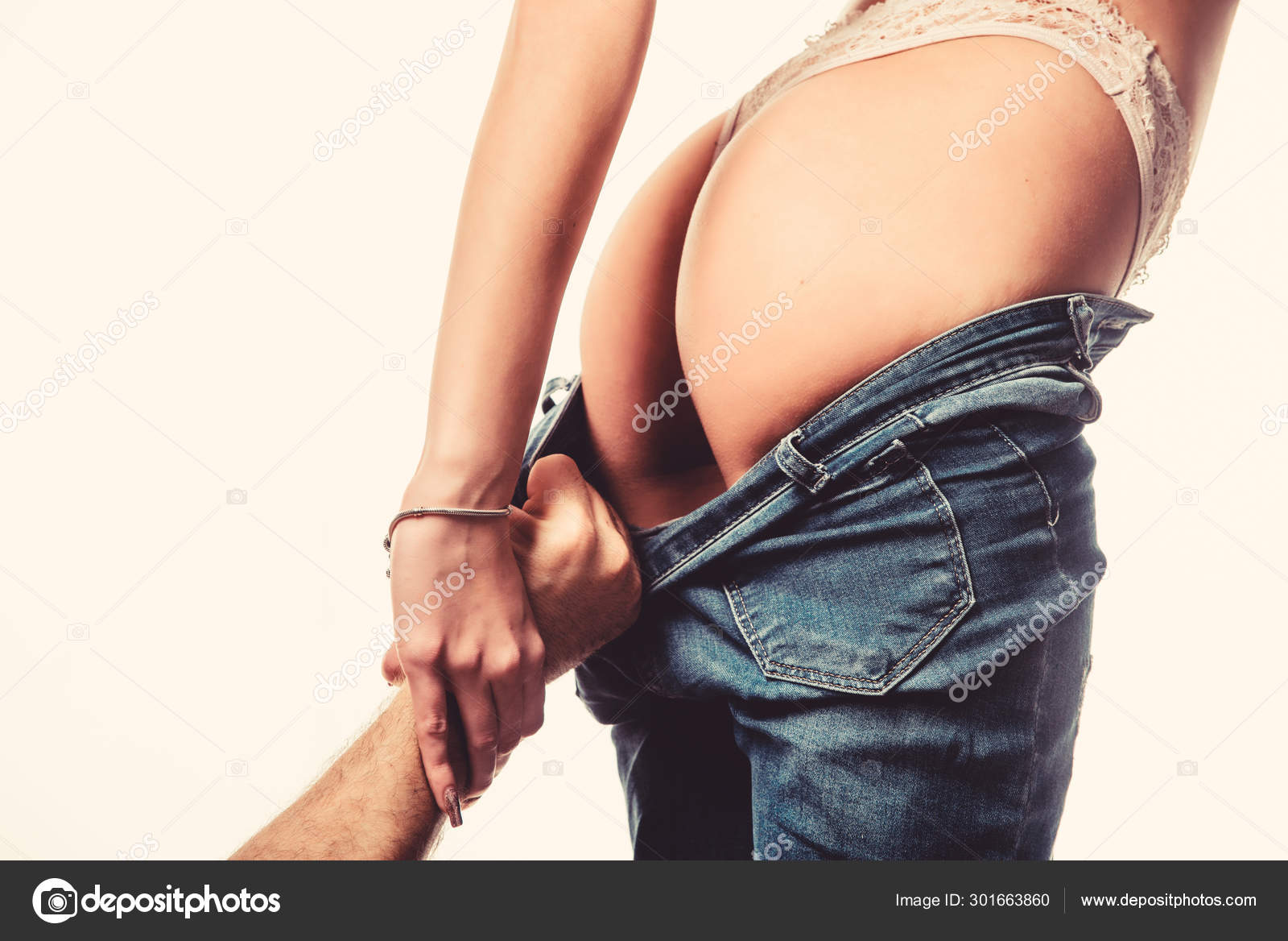 とても美味しい下着の女性のお尻 男性の手は女性のお尻を脱ぐ 美しいお尻を持つセクシーな女性 支配 セックスゲームと欲望 愛とロマンス バレンタインデー ストック写真 C Stetsik