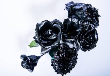 Metalik çelik renk. vintage retro. zenginlik ve zenginlik. metalanmış antik dekor. floristics iş. Glamour. grunge güzellik. Beyaz üzerine izole edilmiş. gümüş siyah krizantem ve gül çiçeği