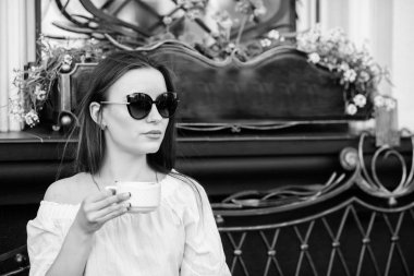 Kafein dozu. Enerjik başarılı bir gün için kahve. Kafede kahvaltı zamanı. Kız sabah kahvesinin tadını çıkar. Kadın açık havada kahve içer. Barışçıl ilham verici bir an. Kız kafeterya cappuccino fincan rahatlayın