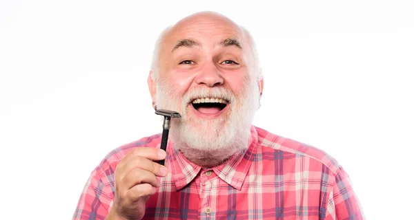 Trygg i sin perfekta stil. barbershop konceptet. Raktillbehör. orakad Old man har mustasch och skägg. mogen skäggiga man isolerad på vitt. rakblad kniv verktyg. klippa och borsta håret — Stockfoto