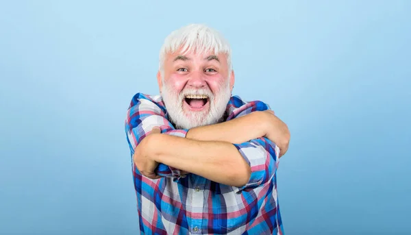 Sê tu mesmo. Homem sénior com barba cinzenta. barbeiro e cabeleireiro. moda masculina. homem barbudo maduro em peruca branca. Conceito de queda de cabelo. cuidados de saúde. Velho e feliz avô. avô em reforma — Fotografia de Stock