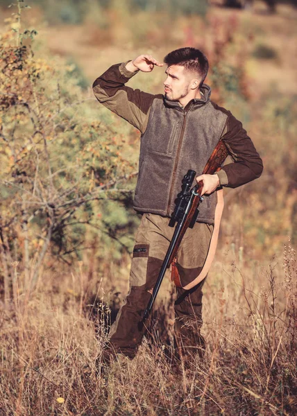 Permis de chasse. Le chasseur barbu sérieux passe ses loisirs à chasser. Hunter tient son fusil. La chasse est un passe-temps masculin brutal. Saisons de chasse et de piégeage. Homme brutal non rasé garde-chasse arrière-plan nature — Photo