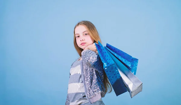 Fashion girl customer. Happy child in shop with bags. Shopping day happiness. Birthday girl shopping. Fashion boutique. Fashion trend. Fashion shop. Little girl with bunch packages. Seasonal sale — Stock Photo, Image