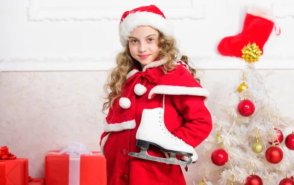 Feliz Navidad y feliz año nuevo. Disfruta de las vacaciones de Navidad. Traje de Santa Claus rojo infantil listo para celebrar. Fiesta de Navidad tradicional. Las mejores ideas para celebrar la Navidad. Concepto vacaciones de invierno —  Fotos de Stock