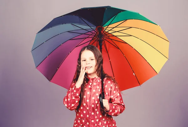 ポジティブな気分で陽気なヒップスターの子供。レインコートを着た小さな女の子秋のファッション。雨の保護。虹。カラフルな傘を持つ幸せな小さな女の子。穏やかな朝 — ストック写真