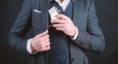 Adam metal şişeyi cebine saklar. Alkol içeceği konsepti. Yanında alkol al. Her zaman benimle. Alkol için düz metal şişe. Adam sakallı hipster alkol için zarif takım elbise tutun metal şişe giymek