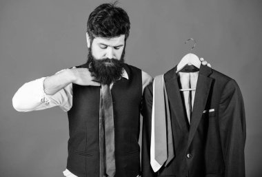 Onun iş rahat tarzı için mükemmel bir kravat. Hipster eşleşen kravat iş kıyafeti için. Şık kravat ve resmi takım ceket tutan zarif iş adamı. İş elbisesi kodu giyen sakallı adam