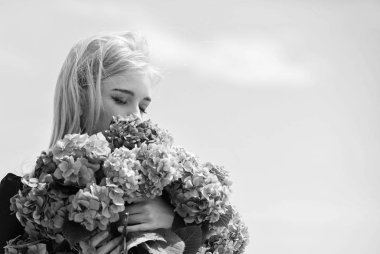 Bahar çiçekleri. Polen alerjisi. Alerji olmadan bahar keyfini çıkarın. Narin kadın için nazik bir çiçek. Kız ihale sarışın ortanca çiçek buket tutun. Alerjiden arınmama hayatı. Alerji çiçeklenme mevsimini durdurun