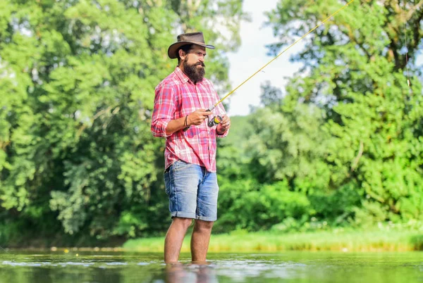 A vida é cheia de hobby. Pesca com mosca bem sucedida. Fim de semana. Homem a pescar peixe. homem maduro voar pesca. pescador mostrar técnica de pesca usar haste. pescador experiente. atividade desportiva e hobby — Fotografia de Stock