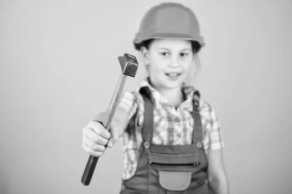 फोरमॅन इन्स्पेक्टर हातोडीने हेल्मेट घातलेली लहान मुलगी. हार्ड टोपीमध्ये लहान कामगार. कामगार दिवस. 1 शकते. दुरुस्ती दुकान. कार्यशाळेत लहान मुलगी दुरुस्तीच्या हातात हातोडा. कामावर मेकॅनिक — स्टॉक फोटो, इमेज