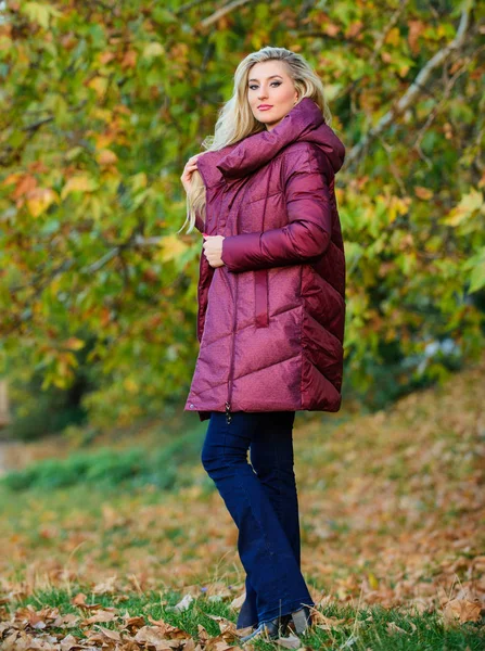 퍼퍼 패션 컨셉. 전문 스타일리스트 조언. 가을 공원에서 소녀 유행 금발 산책. 여자는 따뜻한 재킷을 착용. 재킷은 모두가 가져야합니다. 구입하는 최고의 퍼퍼 코트. 퍼퍼 재킷을 선택하는 방법 — 스톡 사진