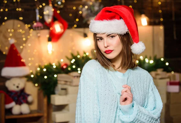 아침 전에. 새해 복 많이 받으세요. 가족 축 하. 크리스마스 트리입니다. 겨울 휴가 판매. 산타 클로스 모자소녀. 크리스마스 쇼핑. 스웨터에 섹시한 여자입니다. 크리스마스 파티 시간 — 스톡 사진